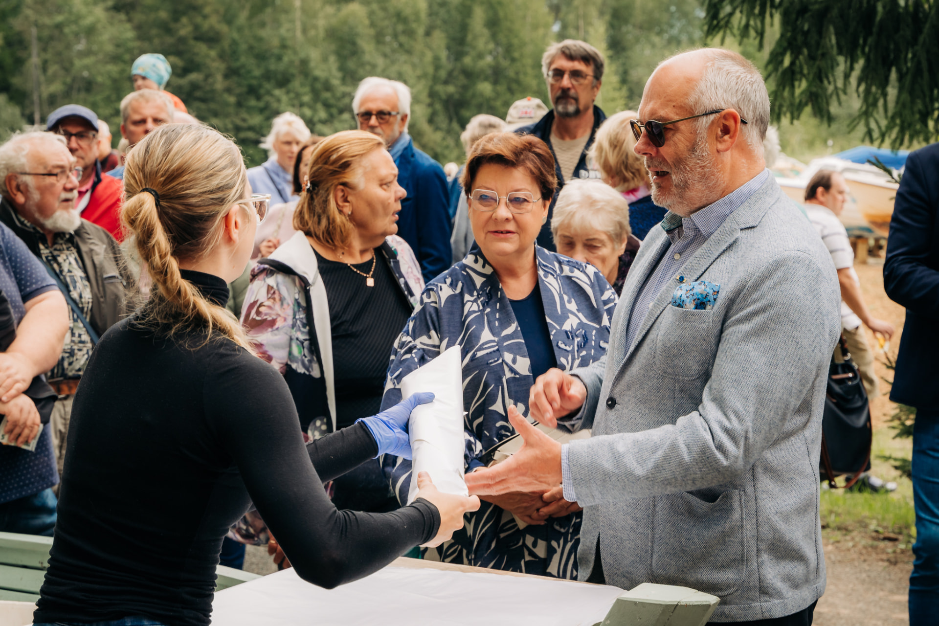 Suitsuangerjas antakse üle ostjale 2023. aasta Angerjafestivalil