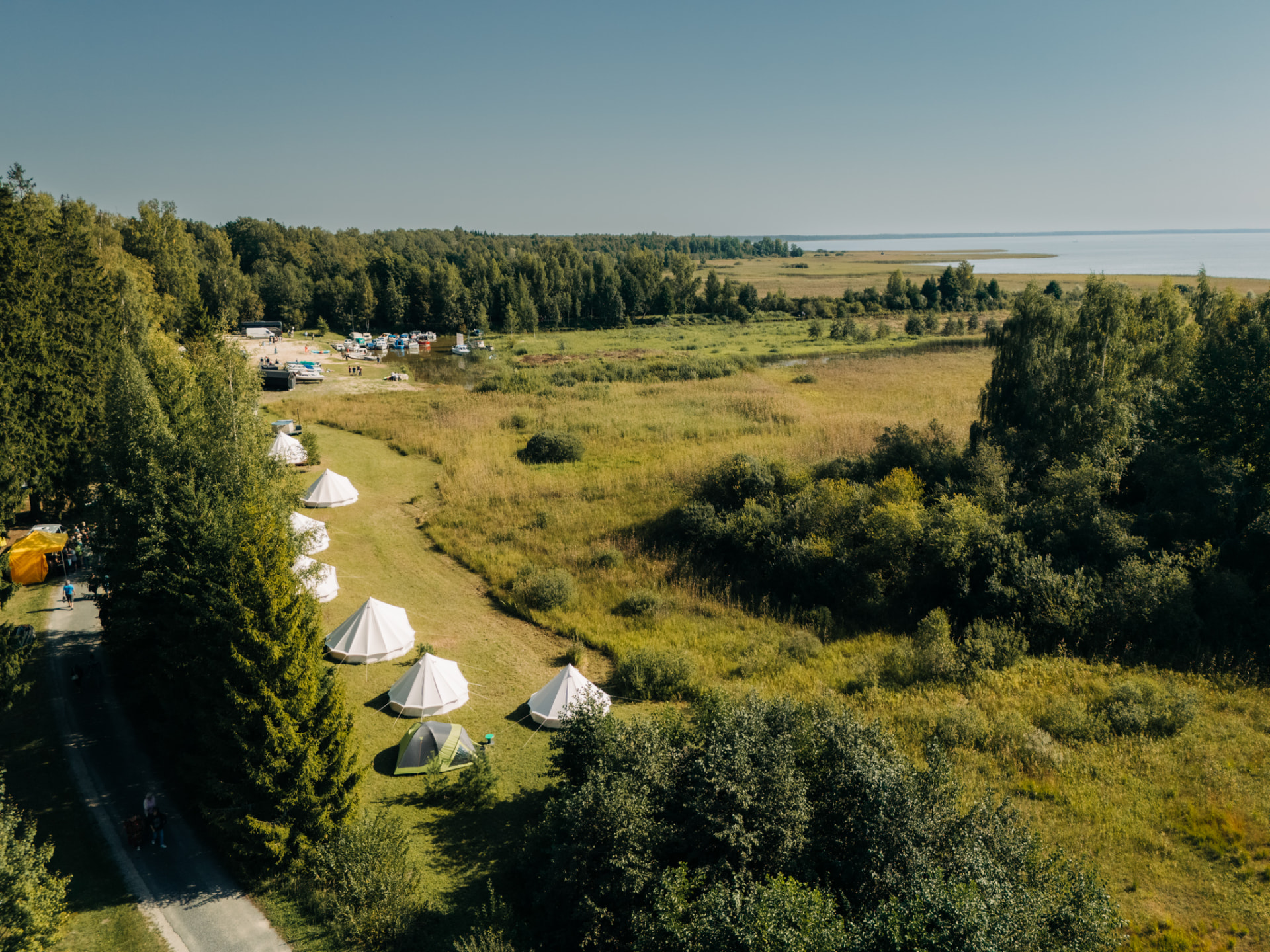 Õhuvaade glämpingutelkidele ja metsaservale festivalipäeval