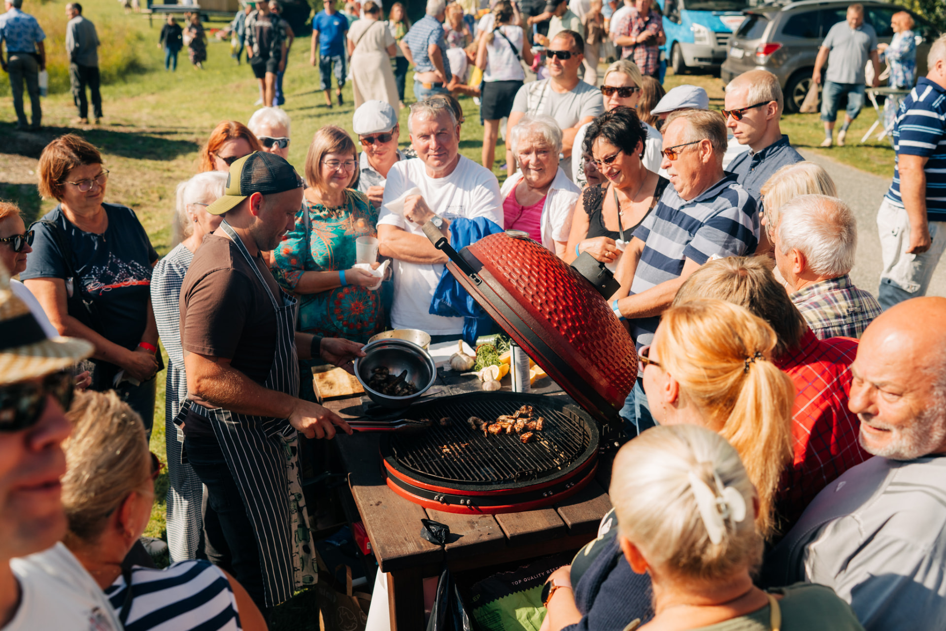 Kokk grillib Võrtsjärve angerjat festivalikülaliste ees
