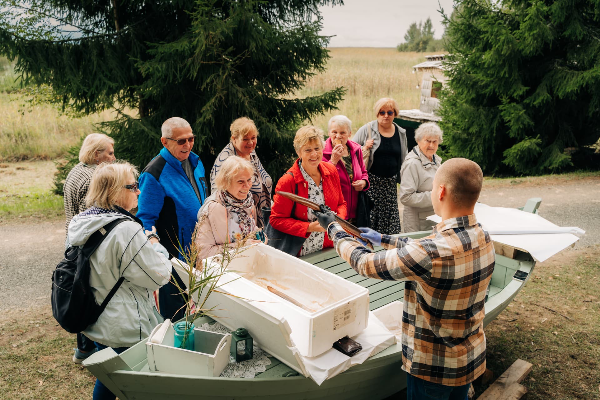 Angerjamüük paadi juures 2023. aasta Angerjafestivalil