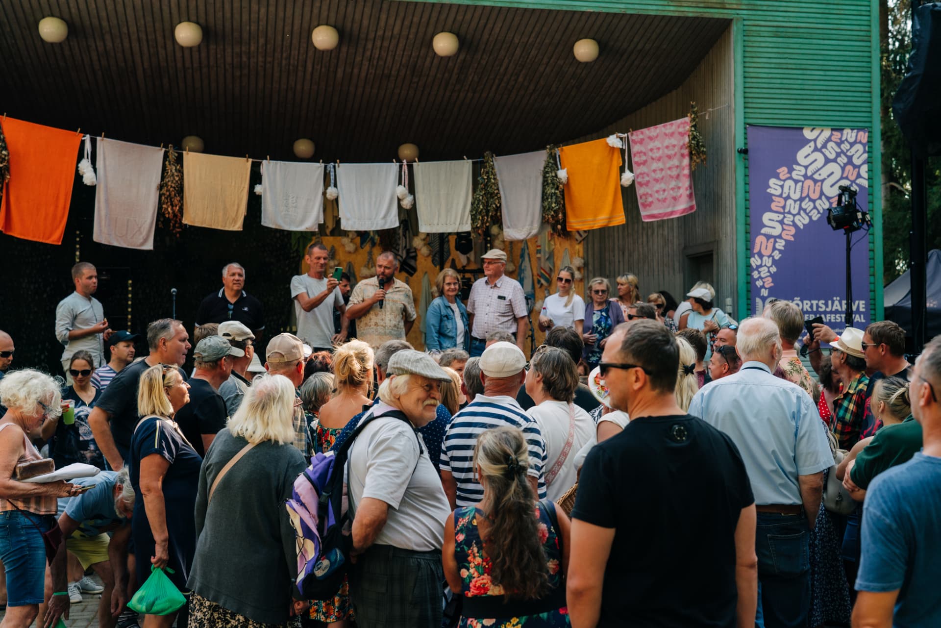 Rahvarohke publik Ulge laululava ees Angerjafestivalil