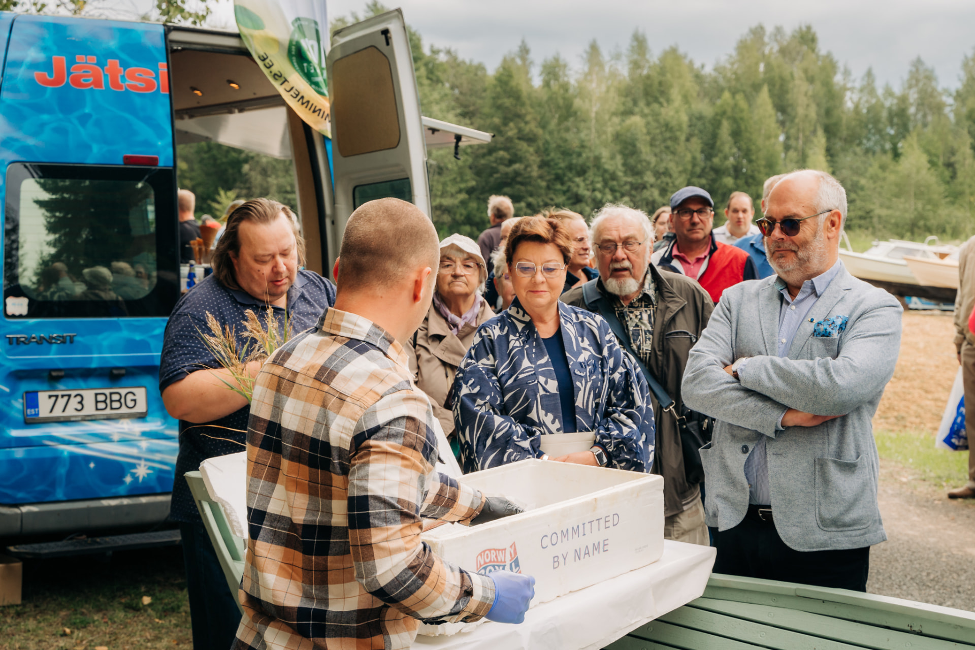 Külalised jälgivad angerjamüüki 2023. aasta Angerjafestivalil