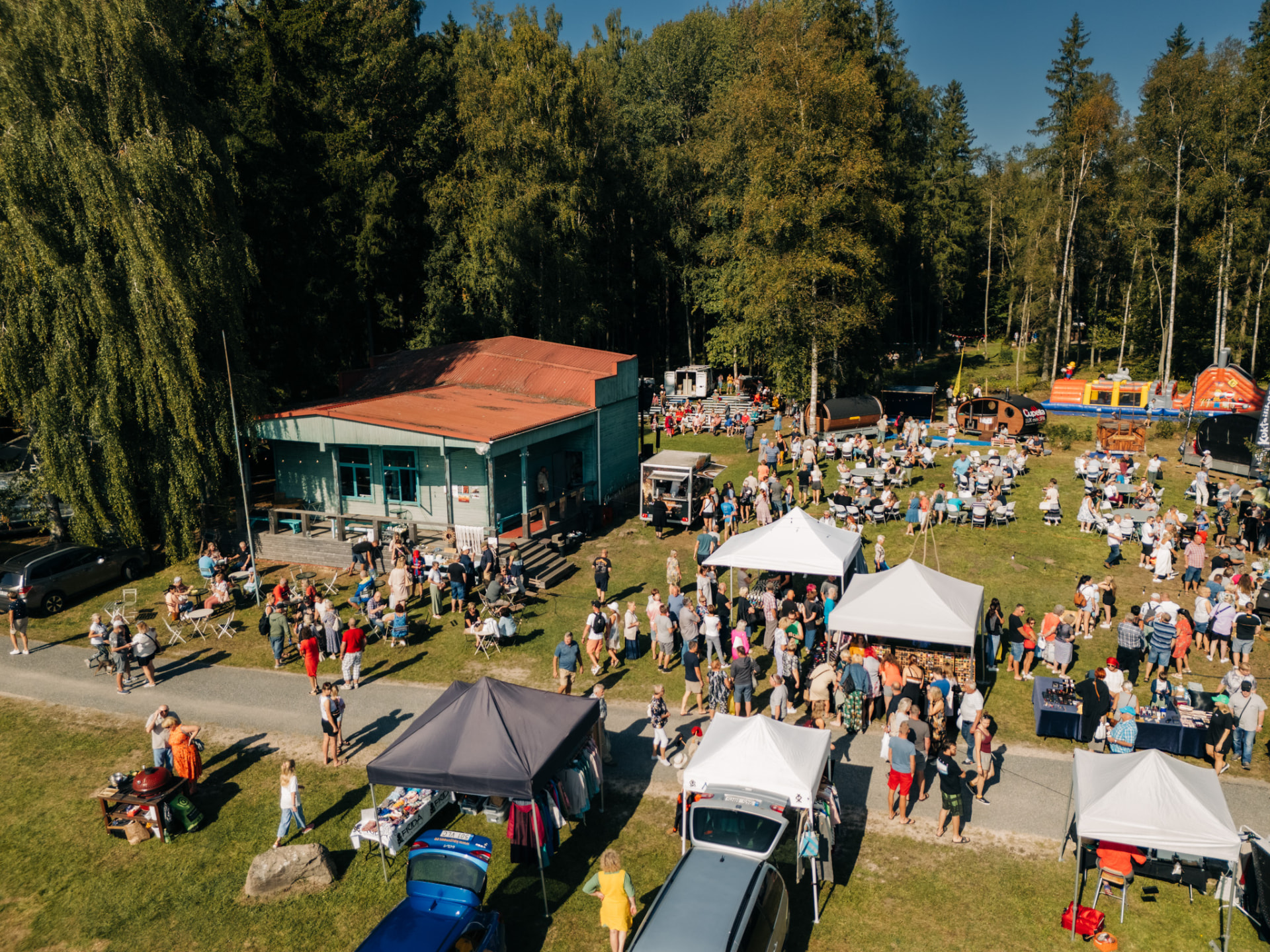 Õhuvaade Angerjafestivali laadaplatsile ja seltsimajale