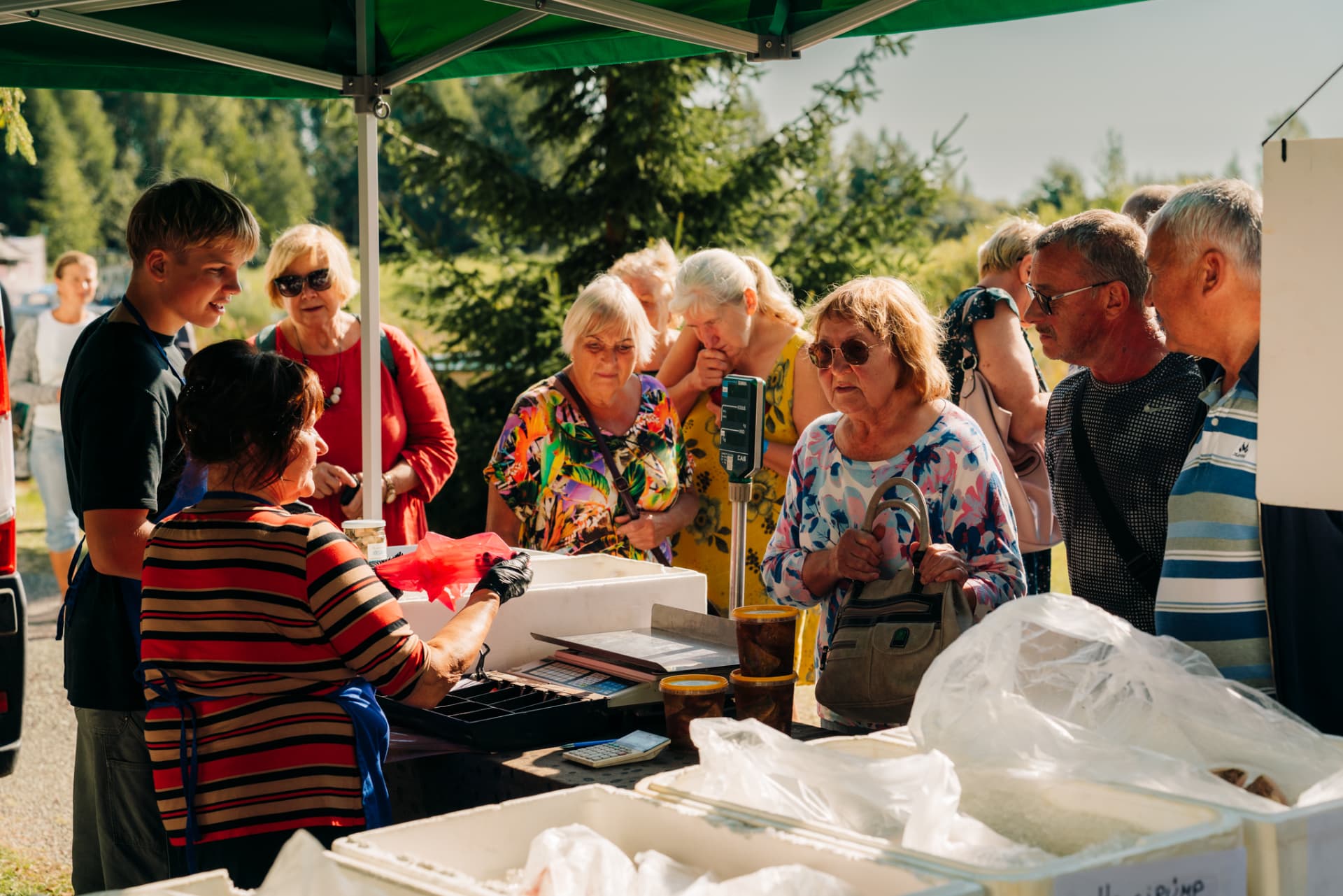 Külalised angerjaleti juures Angerjafestivali laadal