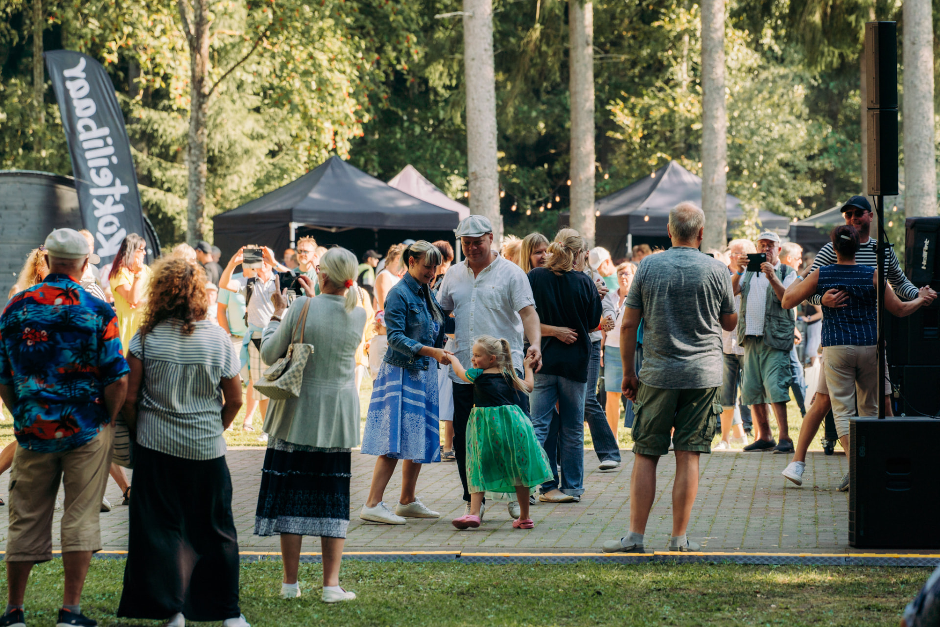Tantsiv pere Angerjafestivali tantsuplatsil metsa all