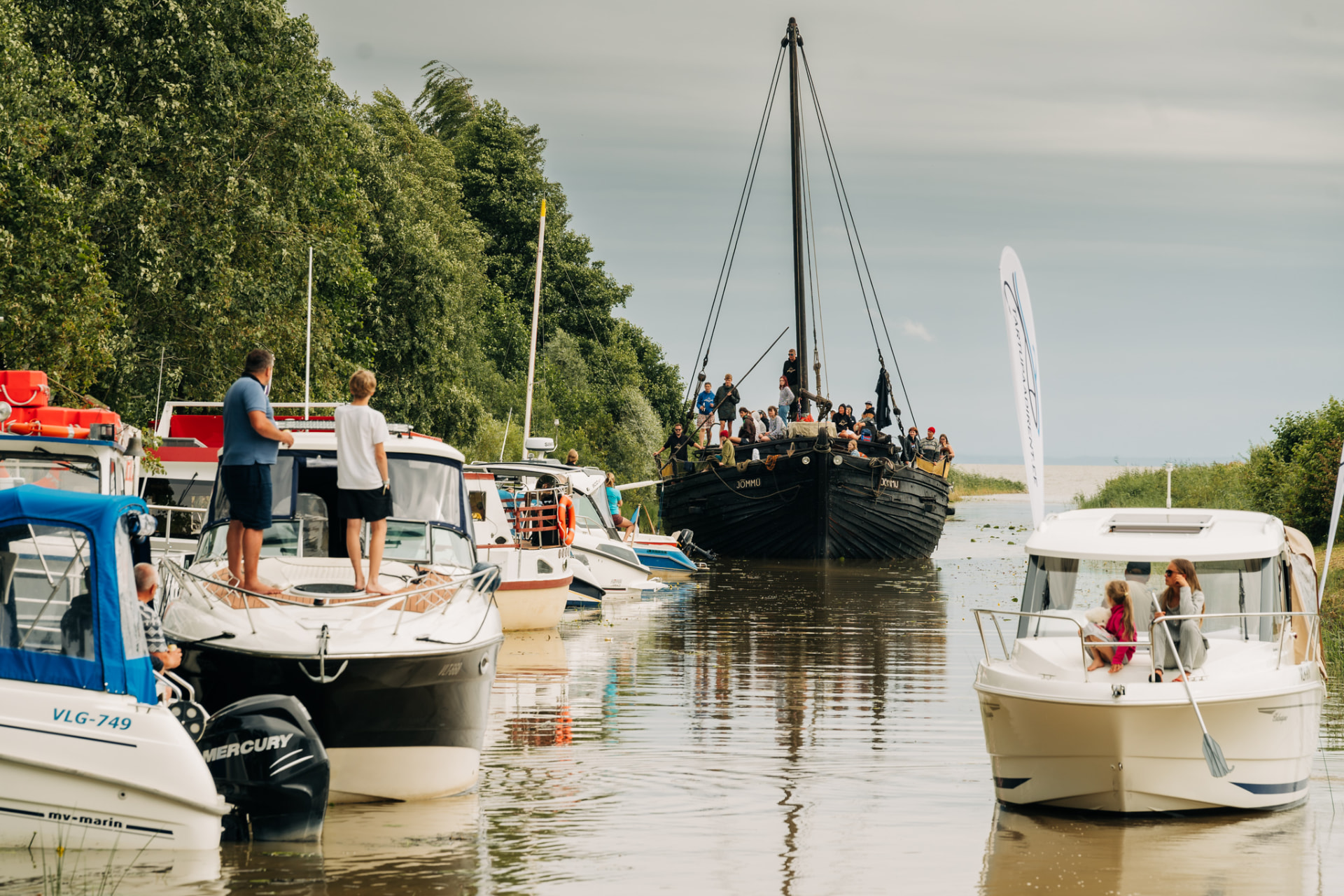 Jõmmu paat kanalil, ümber valgete mootorpaatide, foto Teevi Pihlak